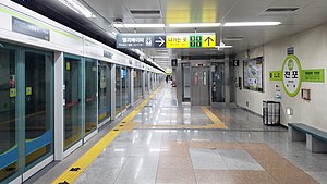 Busan-subway-218-Jeonpo-station-platform-20180401-194619.jpg