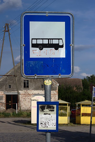 File:Bystrzyca, autobusová zastávka.jpg