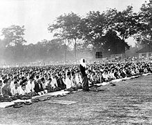 Eid mass prayer on open field during colonial Dutch East Indies period COLLECTIE TROPENMUSEUM Leberan-viering te Makassar. Massale Takbir-plechtigheid op een van de pleinen geleid door hadji Mochtar Luthfi TMnr 10001262.jpg