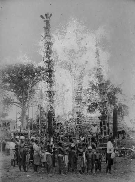 File:COLLECTIE TROPENMUSEUM Mannen en kinderen bij lijkentorens tijdens een crematie TMnr 10003767.jpg