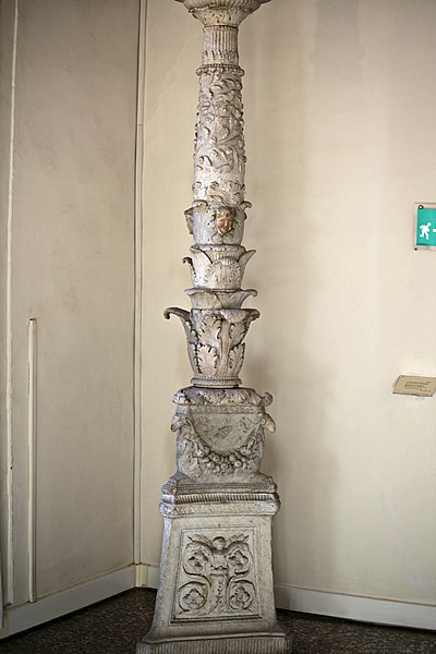 File:Candelabro composito, opera di bottega romana dell'ultimo quarto del I sec. d.C..JPG