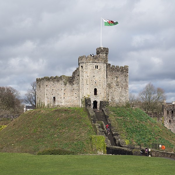 File:Cardiff Castle keep 2018.jpg