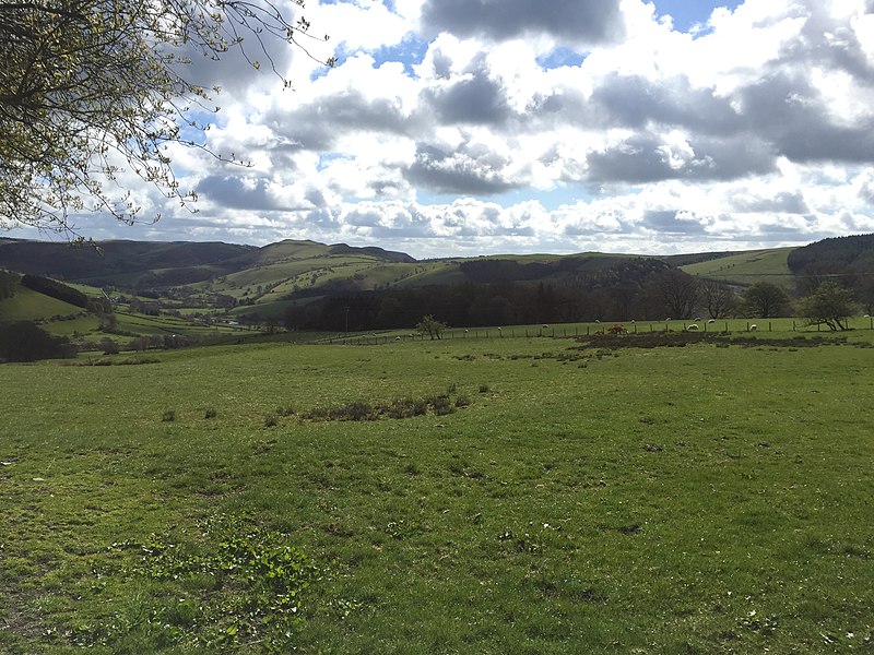 File:Ceiriog Ucha, UK - panoramio.jpg