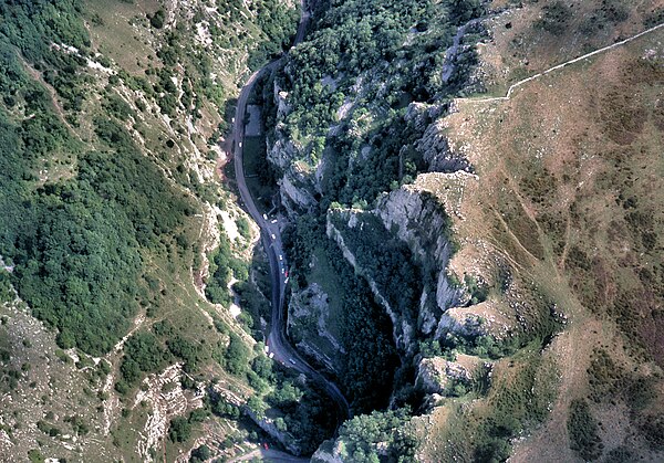 Aerial photograph, showing the cliff faces to the south (right hand side of picture) and the slopes to the north