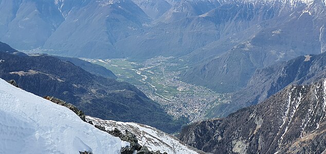 Blick auf das 2774 m tiefer gelegene Chiavenna