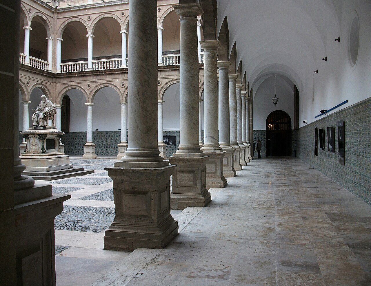 File:Claustre del Reial Col·legi del Corpus Christi de València.JPG -  Wikipedia