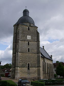 Clocher de l'Église Saint-Pierre-et-Saint-Paul à Cherré.JPG