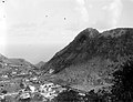 Collectie Nationaal Museum van Wereldculturen TM-10021367 Zicht over in een vallei gelegen stad op Saba Saba -Nederlandse Antillen fotograaf niet bekend.jpg