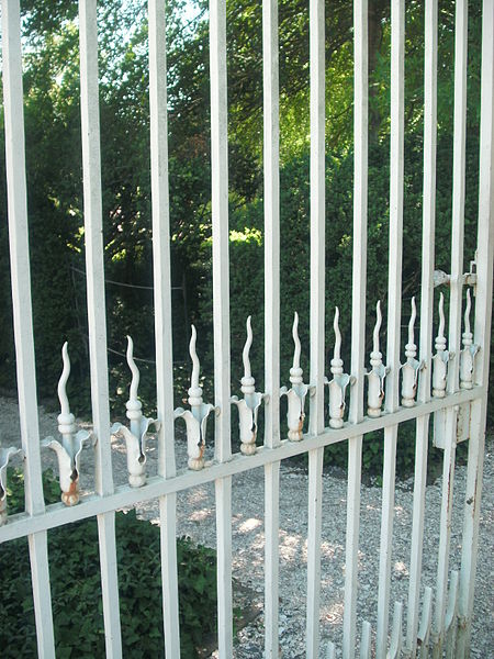 File:Colonial Williamsburg - Governor's Palace gardens, fence, 2013.JPG