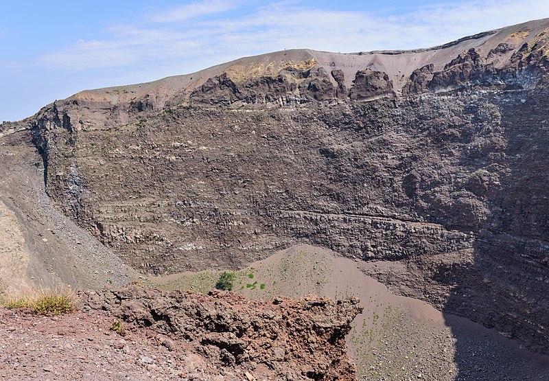 File:Crater rim volcano Vesuvius - Campania - Italy - July 9th 2013 - 08.jpg