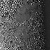 Две големи криолавински езера на Тритон, видени западно од Левијатан Патера. Во комбинација, тие се речиси со големина на Кракен Маре на Титан. Овие одлики се невообичаено без кратери, што покажува дека се млади и неодамна биле стопени.