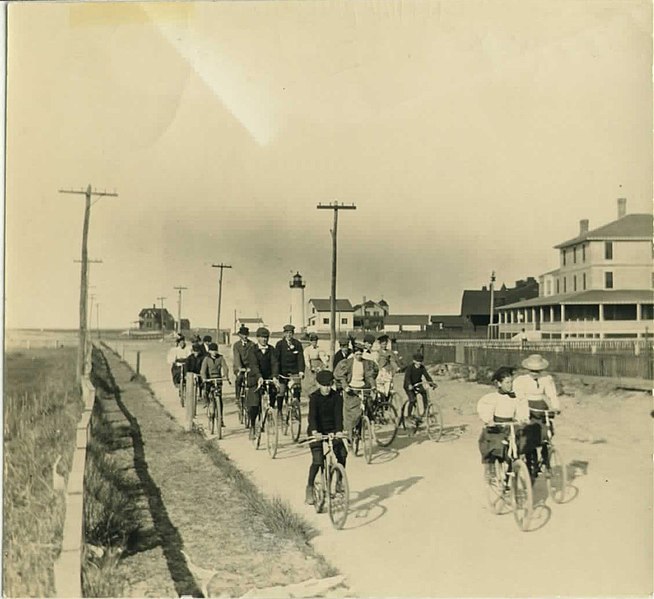 File:Cyclists on Easton St. (3349272632).jpg