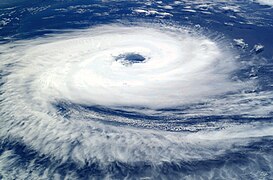 Ciclón Catarina, un infrecuente ciclón tropical do Atlántico Sur visto desde a Estación Espacial Internacional. Ten uns uns brazos que se aproximan á forma dunha espiral logarítmica.