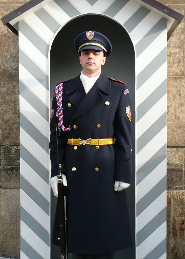 חייל משמר צ'כי בכניסה לארמון הנשיאות בפראג.