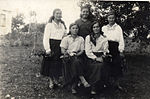 с.Черничин. 30-ті р. XX ст. Дівчини в саді. З права стоїть Марія Ліборска, сидить Ганна Боярска