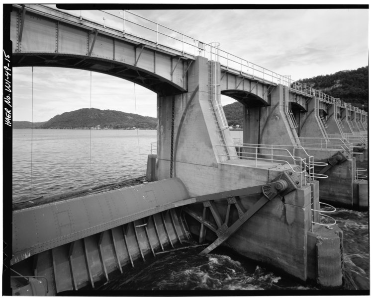 File:DETAIL VIEW OF SUBMERSIBLE TAINTER GATE, SHOWING GATES AND GATE ARMS, PIERS AND DAM BRIDGE, LOOKING NORTHEAST - Upper Mississippi River 9-Foot Channel, Lock and Dam No. 8, On HAER WIS,62-GEN.V,1-15.tif