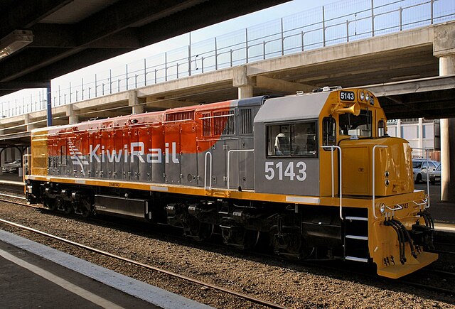 DXB5143, the first locomotive to be painted in the KiwiRail livery, stands at Wellington railway station Platform 9 on 1 July 2008.