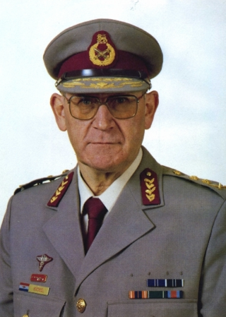 <span class="mw-page-title-main">Daniel Knobel</span> South African general and doctor (1936–2021)