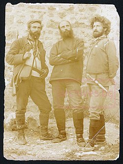 Павел Делирадев (вляво) с Яне Сандански и Тодор Паница, 1908 г.