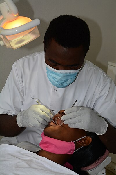 File:Dentiste Hôpital Cameroun 11.jpg