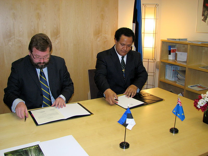 File:Eesti suursaadik ÜRO juures Margus Kolga sõlmis Tuvalu suursaadikuga ÜRO juures Afelee F. Pitaga Eesti ja Tuvalu vahelised diplomaatilised suhted. 25.05.2011 (5760829381).jpg