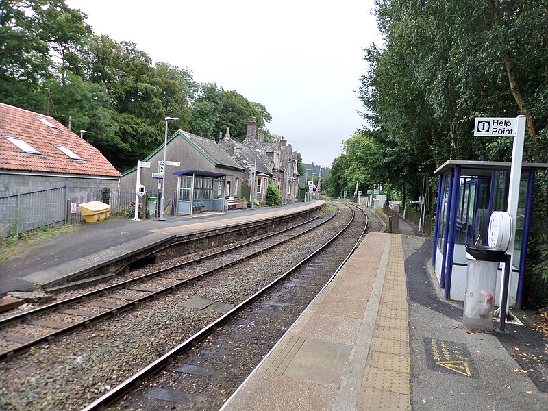 File:Eggesford railway station, Tarka Line, South Devon - view towards Crediton.jpg