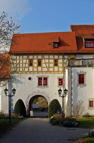 File:Eingang Schloss Liebenstein 2011.jpg