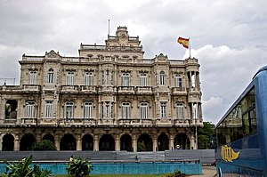 Кубинский испанский. Дворец Дона Педро в Испании. Посольство Испании в Гаване. Посольство Испании на Кубе. Куба Испания.
