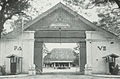 L'entrée du palais du Pakualaman en 1956 à Yogyakarta