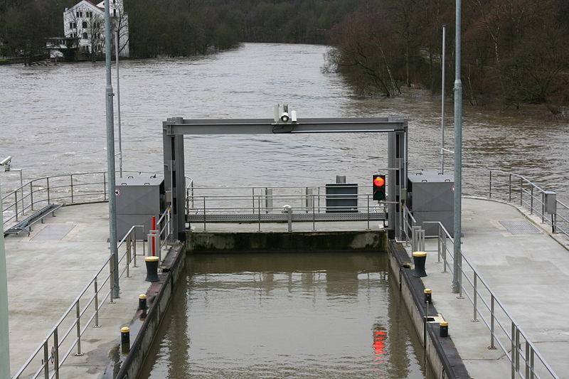 File:Essen Werden - Schleuse Baldeney - Ruhrflut 03 ies.jpg