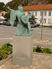 Staty av Evert Taube på torget.