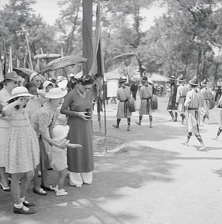 Tập tin:Fêtes du Nam-giao en 1942 (7). S.M. l'Impératrice Nam-phương photograhie au passage son royal époux. Elle est accompagnée de ses enfants et de ses nièces ; à sa droite la baronne Pierre Didelot, sa sœur.jpg