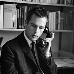 Författaren Jörn Donner hos Bonniers förlag. Sveavägen 56, 1962.jpg