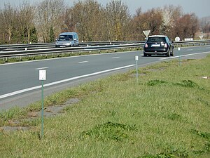 J16 Guidage latéral continu nocturne sur un itinéraire en complément du marquage (sur piquet)