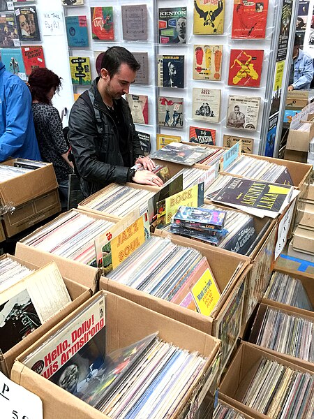 File:Feria del Disco de Coleccionista en Barcelona (Abril 2016) 02.jpg