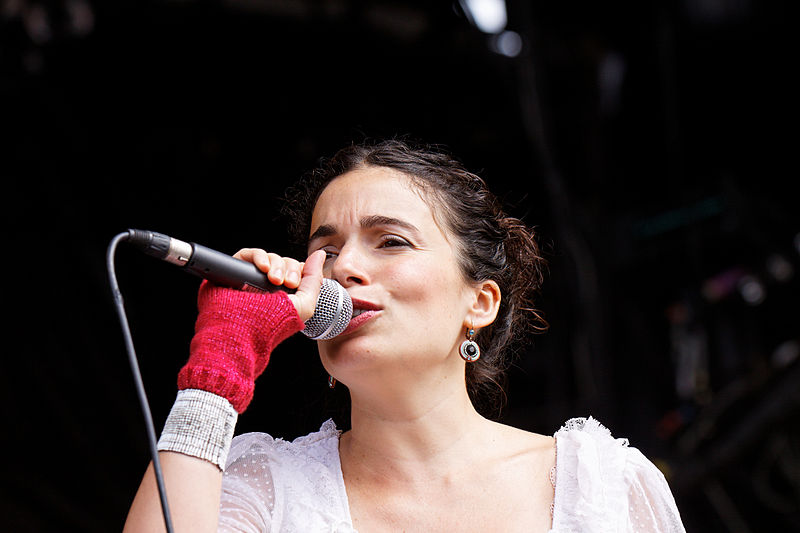 File:Festival du bout du Monde 2011 - Yael Naim en concert le 6 août- 013.jpg