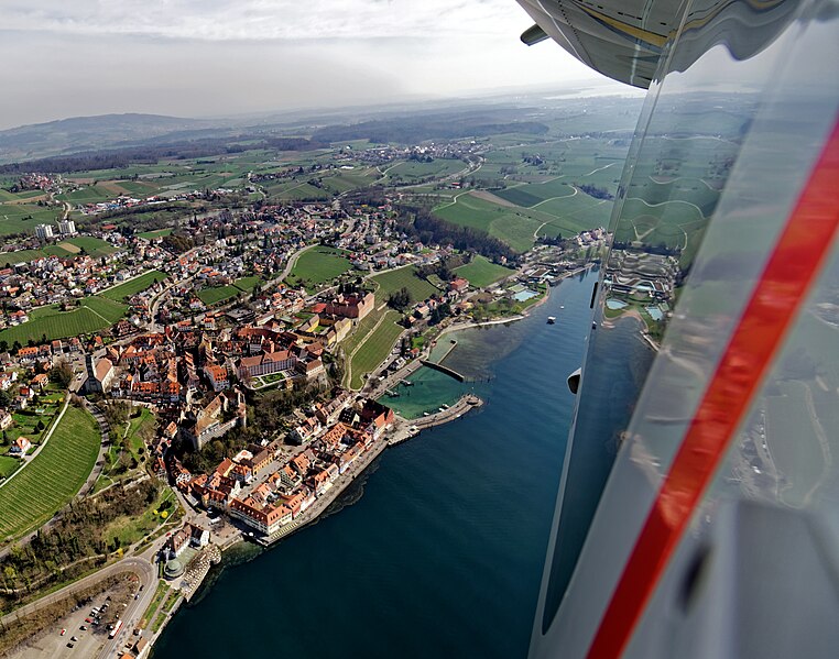 File:Flug mit dem Zeppelin über Meersburg, Bodensee. 01.jpg