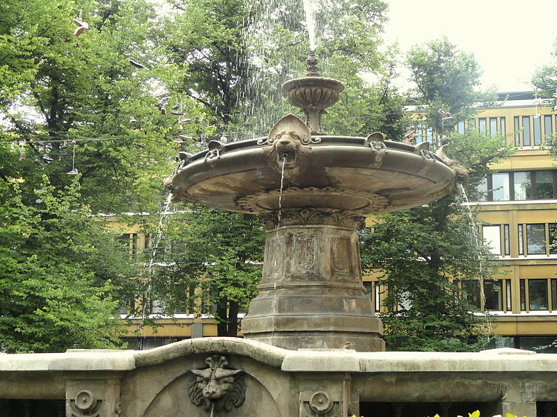 File:Fountain at the House of the Estates, Helsinki - DSC05347.JPG