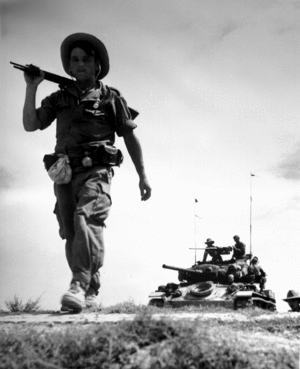 Ranskan muukalaislegioonan sotilas Vietnamissa 1954. Taustalla Yhdysvaltain lahjoittama M24 Chaffee -panssarivaunu.