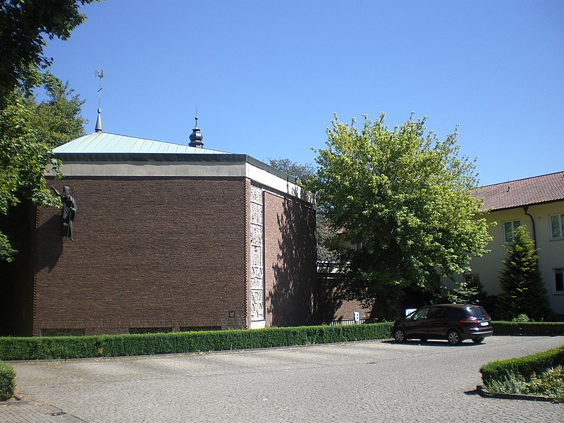 File:Fulda; Bonifatiushaus Kapelle.JPG