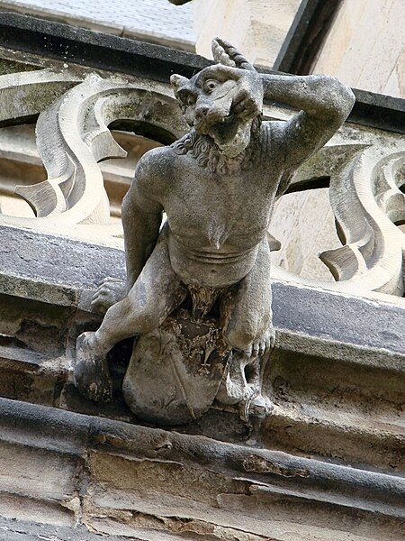 File:Gargouille Cathédrale de Moulins 060709 15.jpg