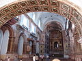 In contrasto con la semplice facciata esterna, gli interni della Chiesa di San Francesco sono riccamente decorati in stile barocco con influenze corinzie