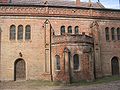 de: Kirche aus dem 12. Jahrhundert, späterer Patronatslogenanbau