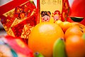 Cuvertas cotschnas e mandarinas sco decoraziun per la festa da Bumaun chinaisa.
