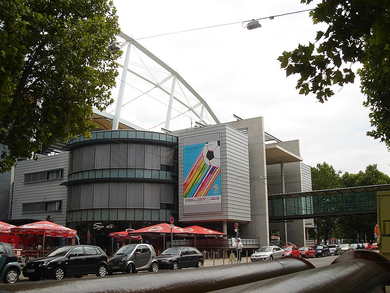 File:Gottlieb-Daimler-Stadion mit WM-Zeichen.JPG