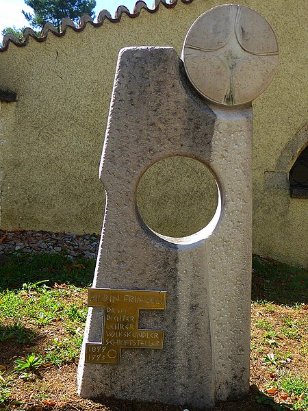 File:Grabstein von Albin Fringeli neben dem Heimatmuseum des Schwarzbubenlandes in Dornach, Solothurn.jpg