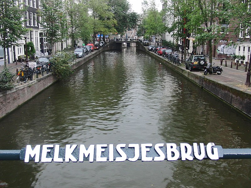 File:Gracht Melkmeisjesbrug Amsterdam 2009.jpg