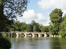 Brug over de Loing stroomafwaarts gezien.