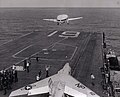 Grumman E-1B quittant le pont de l'USS Hancock.
