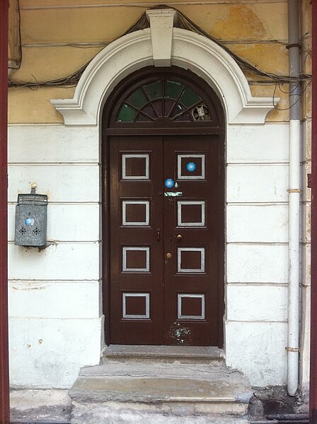 File:HK Mid-levels 摩羅廟 Mosque Temple nearby residential house door Jan-2011.jpg